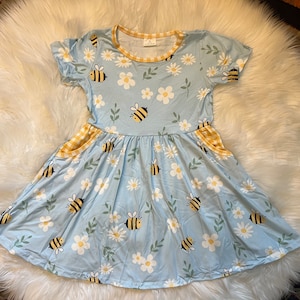Vestido con estampado de abejas