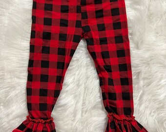Puede incluir: Leggings de cuadros rojos y negros con dobladillo con volantes.