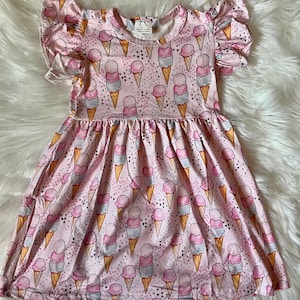 Eiscreme-Flatterärmel-Kleid
