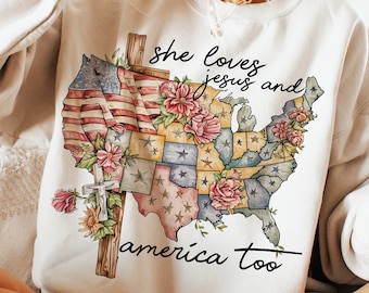 Könnte beinhalten: Ein weißer Pullover mit einem Aufdruck einer Patchwork-amerikanischen Flagge mit Blumen und einem Kreuz. Der Text "She loves Jesus and America too" ist auf dem Pullover aufgedruckt.