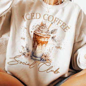Club social de café helado Png, café de moda png, café png, mamá png, amante del café png, club de niñas PNG, cóctel PNG, diseño de camisa de moda