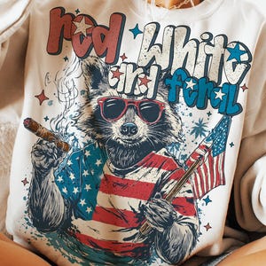 Rouge blanc et sauvage png, chemise USA drôle, chemise drôle de raton laveur, 4 juillet téléchargement numérique, PNG sauvage, hot-dog raton laveur png, Merica png