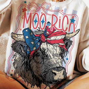 Moo Rica Png, Mucca delle Highland del 4 luglio Png, Mucca delle Highland americane civetta Png, Bandiera USA femminile PNG, Giorno dell'Indipendenza Png, Maglietta del Memorial Day