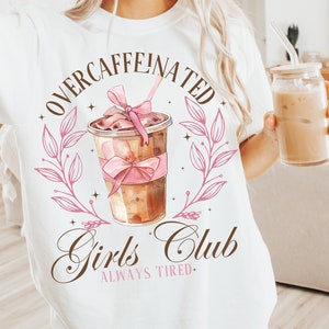 Overcaffeinated Girls Club Png, Café de moda png, Café Png, café helado png, Amante del café Png, Girls Club PNG, Coqueta PNG, diseños png
