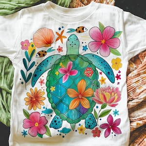 Tortuga marina floral bohemia PNG, niño pequeño de verano PNG, tortuga PNG, playa PNG, tortuga PNG, diseños de sublimación náuticos, estética de pescador PNG