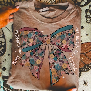 Paz y bondad PNG, lazo coqueto PNG, sublimación de flores PNG, flor boho PNG, diseño de camisa floral PNG, margarita PNG, dicho de flor retro PNG