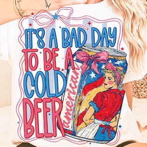 Es un mal día para una cerveza fría (Png), diseño de camiseta divertida del 4 de julio (Png), bandera estadounidense (Png), bebida patriótica (Png), día de la independencia (Png)