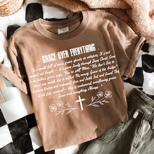 La grâce sur tout PNG, conception de chemise chrétienne de Thanksgiving, sublimation de verset de la Bible de Jésus, chemise chrétienne religieuse d'automne png, jésus png