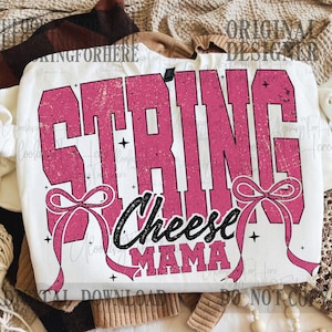 Könnte beinhalten: Weißes Sweatshirt mit dem Text "STRING CHEESE MAMA" in verblichenem Rosa und Schwarz. Das Design umfasst rosa Schleifenakzente und Sterne, was einen lässigen und verspielten Stil bietet.