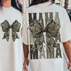 Mama Camo Coquette Bow PNG, Old School Camo png, Chemise fille Camo Bow Png, Sublimation de chasse rétro, Coquette Bow Png, Camo Dude Print Png