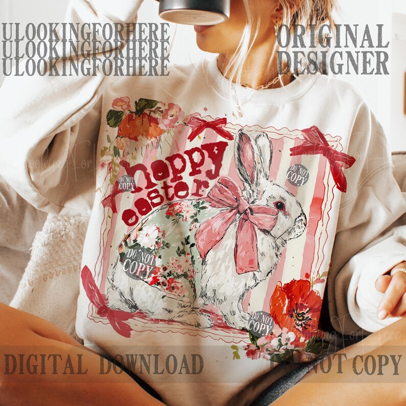K&ouml;nnte beinhalten: Cremefarbenes Sweatshirt mit einer Hasenillustration, rosa Schleife und floralen Details. Die Worte "Happy Easter" sind rot. Das Design enth&auml;lt den Text "Digital Download". Zus&auml;tzliche Blumen- und Bandelemente erg&auml;nzen das Design.