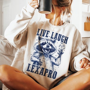 Live Laugh Lexapro png, Feral grappig png, sarcastisch snarky png grappige wasbeer volwassen humor grappig sarcastisch citaat png vintage shirt retro