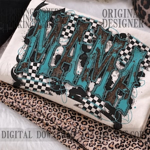 Op de afbeelding: Een crèmekleurig t-shirt met het woord "MAMA" in een verweerd turquoise en bruin ontwerp. Het ontwerp bevat een geblokt vlagpatroon en zwarte verfspatten. De woorden "ORIGINAL DESIGNER" en "DIGITAL DOWNLOAD" zijn ook zichtbaar.