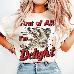 En primer lugar, soy una delicia de archivos PNG sarcásticos, zarigüeya divertida PNG, zarigüeya enojada Png, camisa vintage diseño de sublimación retro, descarga de Png