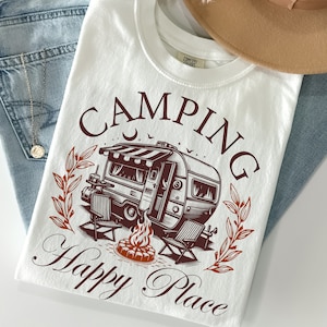 Le camping est mon endroit heureux png d'été, png de la vie de camp, png de camping d'été, png d'ambiance estivale, png de caravane, téléchargement de designs sublimes