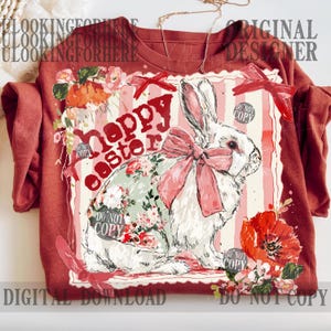 K&ouml;nnte beinhalten: Ein weinrotes T-Shirt mit einer Grafik eines wei&szlig;en Kaninchens mit rosa Schleife und Kleidung mit Blumenmuster. Die Worte "Happy Easter" sind rot gedruckt. Blumenakzente und der Text "Digital Download" sind ebenfalls sichtbar.