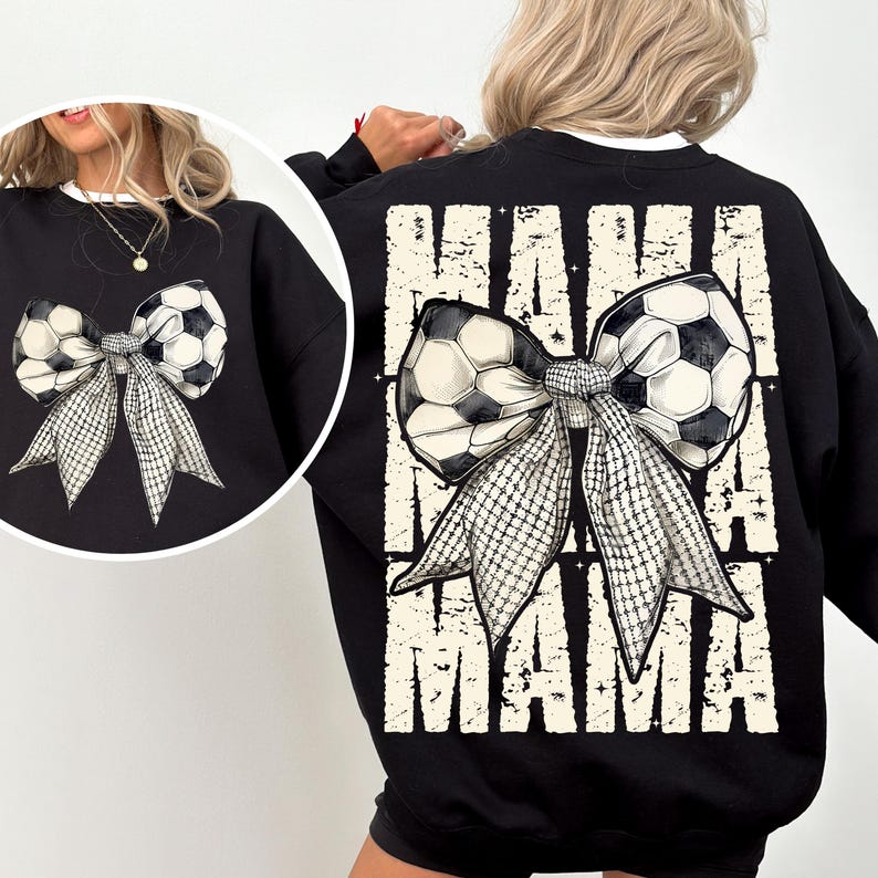 Puede incluir: Sudadera negra con un lazo de bal&oacute;n de f&uacute;tbol blanco y el texto "Mama" repetido en la espalda.