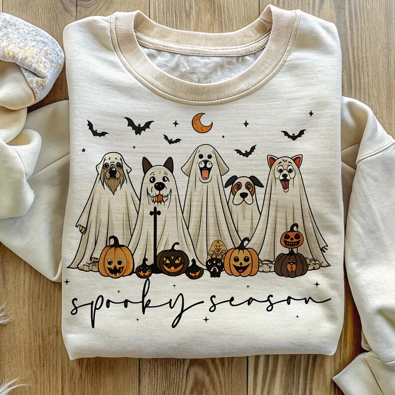 Pu&ograve; includere: Felpa color crema con colletto e polsini beige. La parte anteriore presenta una grafica di cani vestiti da fantasmi, zucche, pipistrelli e la scritta a mano "spooky season". Un divertente design a tema Halloween.
