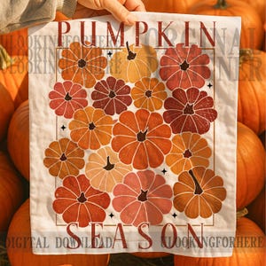 Puede incluir: Una tela rectangular blanca con un diseño de calabazas. Presenta varias calabazas de color naranja, rojo y melocotón dispuestas en un patrón de cuadrícula. Las palabras "PUMPKIN SEASON" están impresas en la tela. Tema otoñal.