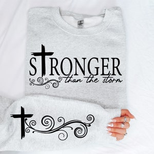 Más fuerte que la tormenta svg png, diseño de camisa de manga de mamá motivacional svg, citas positivas de mamá svg png, mamá vida moda svg png