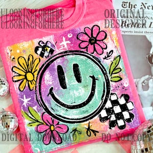 Puede incluir: Camiseta rosa brillante con un dise&ntilde;o gr&aacute;fico colorido que presenta una cara sonriente, flores y formas abstractas. Incluye el texto "DIGITAL DOWNLOAD DO NOT COPY". La camiseta tiene cuello redondo.
