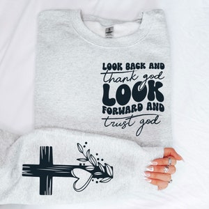 Regardez en arrière et remerciez Dieu SVG PNG, manches chrétiennes rétro Design Svg, confiance en Dieu Svg, Boho religieux Svg, foi Svg, Svg de verset de la Bible, croix svg