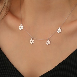 Custom Minimalist Dangle Paw Print Name Necklace, Dainty Dog Paw Necklace, Minimalist Cat Paw Necklace, Custom Pet Name Paw Pendant,Her Gift