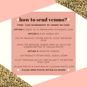 Pode incluir: Gr&aacute;fico rosa e dourado com instru&ccedil;&otilde;es sobre como enviar um pagamento Venmo. O texto diz "how to send venmo?" e inclui tr&ecirc;s op&ccedil;&otilde;es para enviar um pagamento: e-mail, aplicativo m&oacute;vel Etsy e vers&atilde;o para desktop. O texto tamb&eacute;m diz "Please send photo within 24 hours."