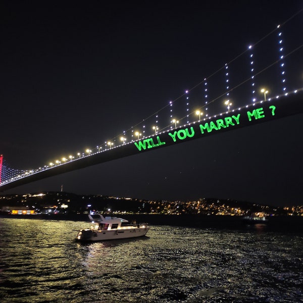 Heiratsantrag - Istanbul Bosporus Brücke - Foto- und Videoaufnahmen von Wunschtext unter der Brücke