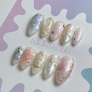 LM009 - Pastel Romantic Floral 3D Gold Motif - Coquette Princess Aesthetic - Handpainted Press On Nails