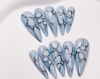 Unghie finte Aura con effetto 3D blu sfumato dipinte a mano, con cromo blu e strass