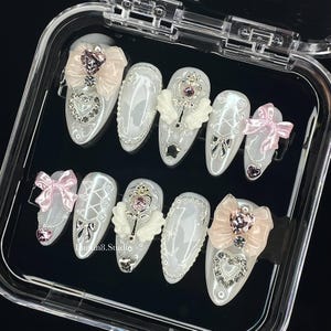 Ongles pressés Coquette White Pearl : Nail art chromé peint à la main