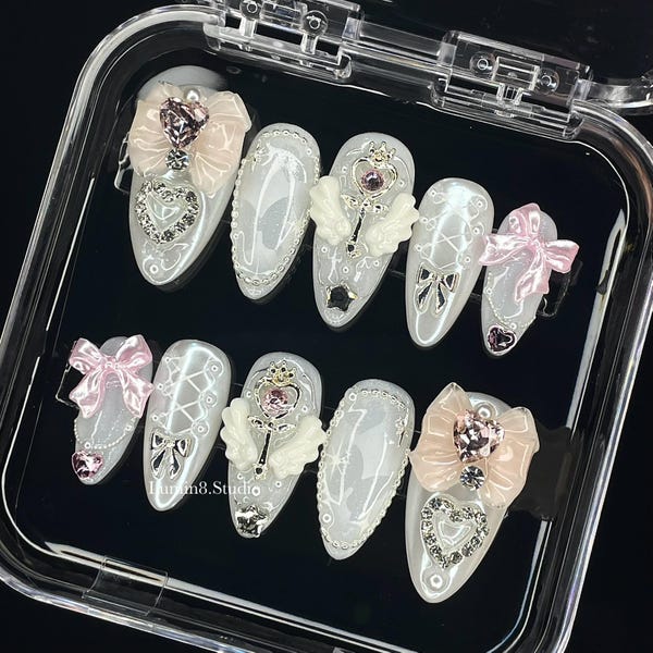 Ongles pressés Coquette White Pearl : Nail art chromé peint à la main