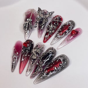 LM012 - Uñas góticas negras y rojas - Uñas decoradas con dijes plateados - Uñas góticas cruzadas - Uñas postizas pintadas a mano