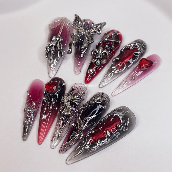 LM012 - Ongles gothiques noirs et rouges d'Halloween - Ongles décorés de breloques argentées - Ongles gothiques croisés - Presse peinte à la main sur les ongles