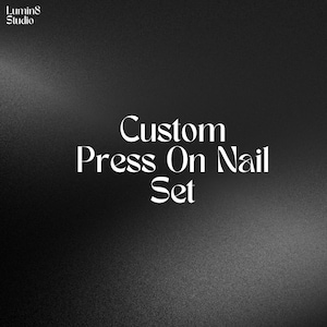 Puede incluir: Set de uñas postizas personalizadas, un diseño gráfico en blanco y negro sobre un fondo texturizado.