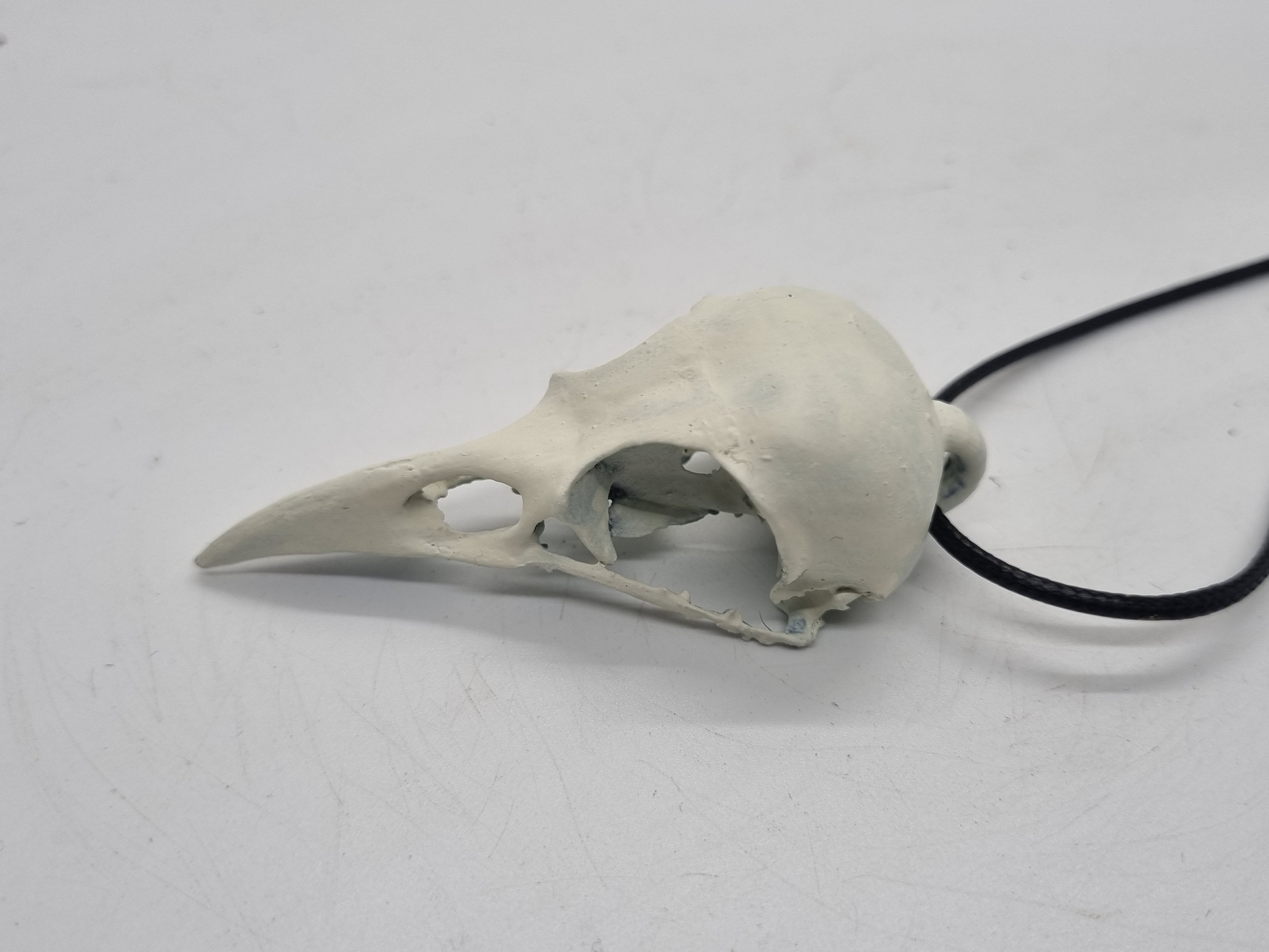 Halloween-Rabenschädel Aus Kunstharz – Gotische Deko, 5,8 Cm, Mit Lederschnur, Für Kostüme & Dekoration