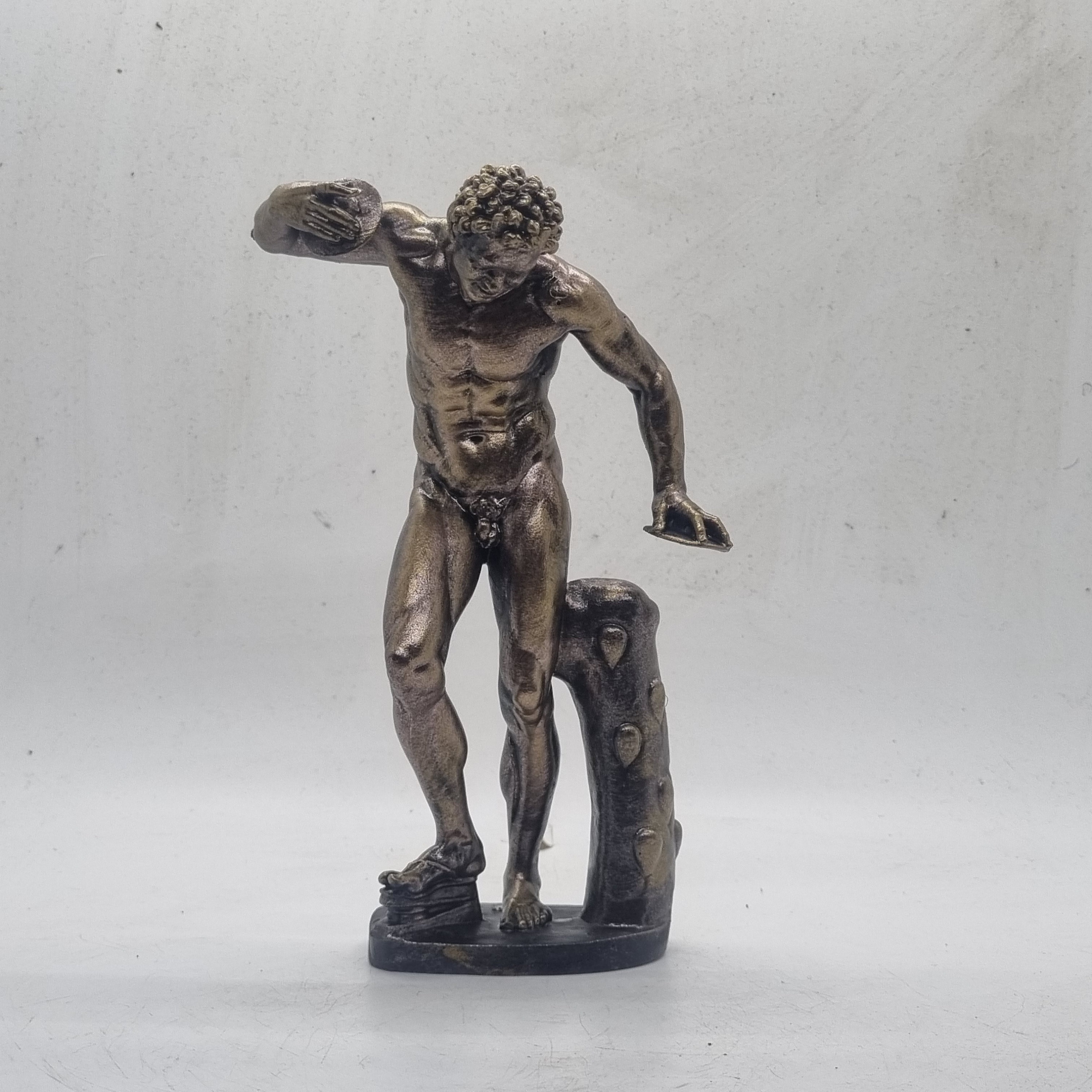 ブロンズ色のサテュロスの小像、古代ギリシャの彫像、踊る牧神の像