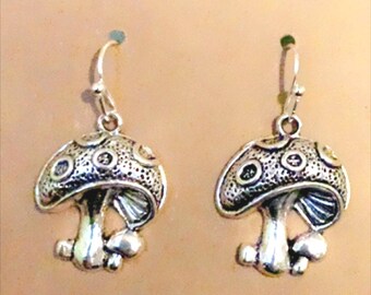 Pendientes de hongos, aleación de metal color plata, para amantes de la micología, pendientes de hongos, pendientes artesanales hechos a mano, regalos de joyería por menos de 20 dólares.
