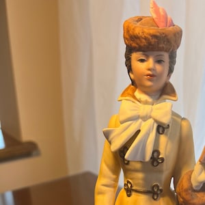 Avon Mme Albee Figurines