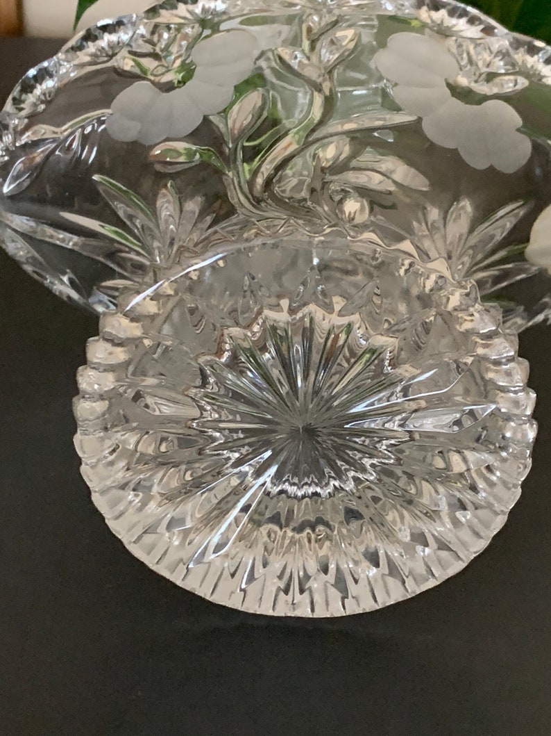 Stunning Basket princess House Crystal Basket Brand New. Etched Floral