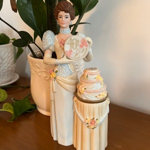 Avon Mrs Albee&#39;s Award Presidents Club Members Collectors Figurines 2008