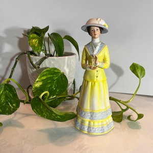 Avon Mrs Albee&#39;s Award Presidents Club Members Collectors Figurines 1981