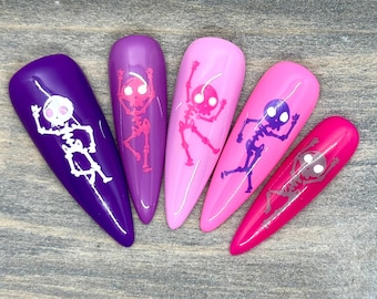 Uñas de esqueleto pastel a presión / Uñas de Halloween rosadas y moradas / Diseño de uñas espeluznante y lindo / Uñas góticas de aguja largas / Juego reutilizable hecho a mano