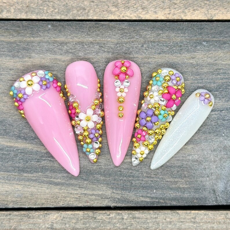 Uñas postizas con flores rosas / Adornos 3D de verano / Arte de uñas primaveral / Uñas reutilizables hechas a mano / Manicura floral de diosa imagen 2