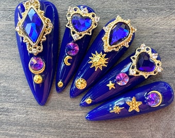 Königsblaue Himmlische Presse auf Nägel mit Gold Mond und Stern Anhänger | Witchy Press On Nägel | Handgefertigte Nägel | Wiederverwendbare Nägel