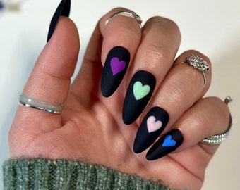 Manicura negra del Día de San Valentín con corazones brillantes / Prensa de lujo en uñas / Manicura de San Valentín / Uñas hechas a mano / Uñas reutilizables