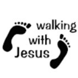 Può includere: Grafica nera di due impronte con le parole "walking with Jesus" in bianco. Le impronte sono rivolte nella stessa direzione, con il testo in mezzo.