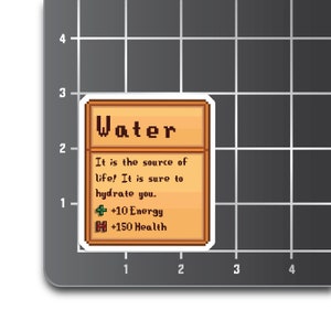 Pu&ograve; includere: Un'immagine in stile pixel art di una bottiglia d'acqua con il testo "Water" in alto. Il testo sottostante recita "It is the source of life! It is sure to hydrate you." L'immagine include anche il testo "+10 Energy" e "+150 Health".