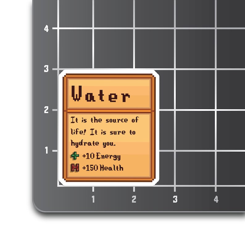 Pu&ograve; includere: Un'immagine in stile pixel art di una bottiglia d'acqua con il testo "Water" in alto. Il testo sottostante recita "It is the source of life! It is sure to hydrate you." L'immagine include anche il testo "+10 Energy" e "+150 Health".